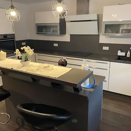 Moderne Erdgeschosswohnung 아파트